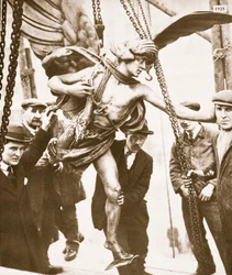 Eros siendo removido debido a la reconstrucción de la estación de metro de Piccadilly, principios de 1925